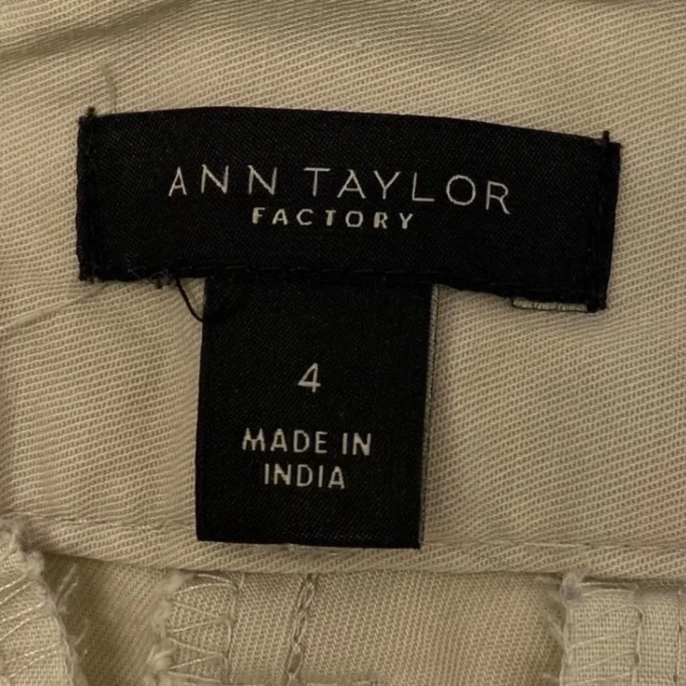 Ann Taylor Factory Chino Shorts Womens 4 Beige Khaki Cotton Stretch Mid Rise 9in